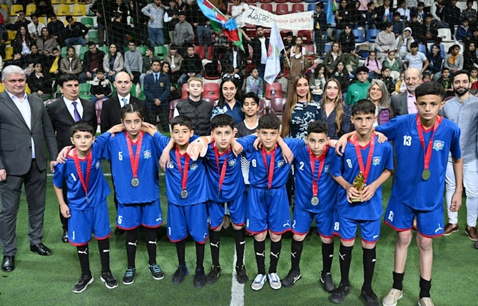 Prezidentin qızları və gəlini minifutbol turnirini izlədi — FOTOLAR