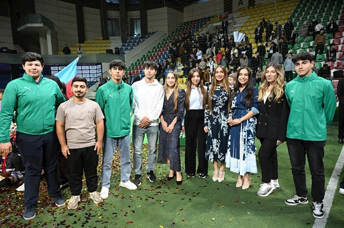 Prezidentin qızları və gəlini minifutbol turnirini izlədi — FOTOLAR