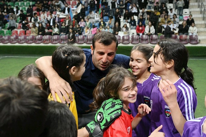 Prezidentin qızları və gəlini minifutbol turnirini izlədi — FOTOLAR
