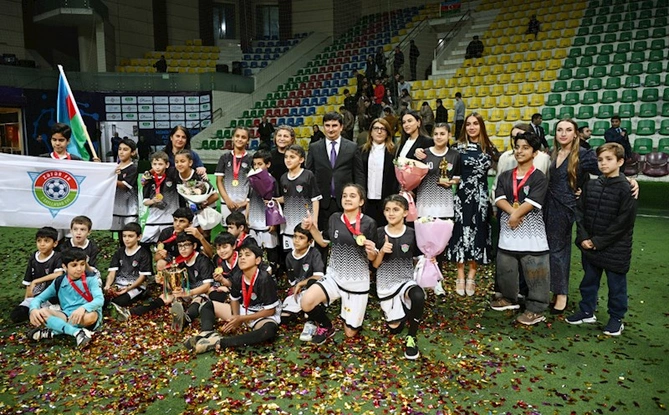Prezidentin qızları və gəlini minifutbol turnirini izlədi — FOTOLAR