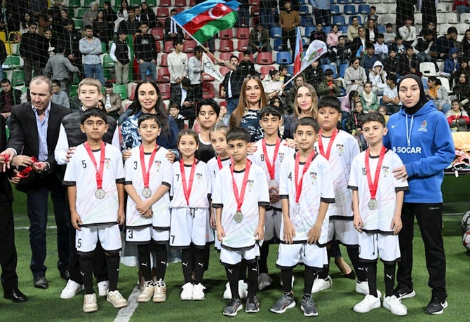 Prezidentin qızları və gəlini minifutbol turnirini izlədi — FOTOLAR