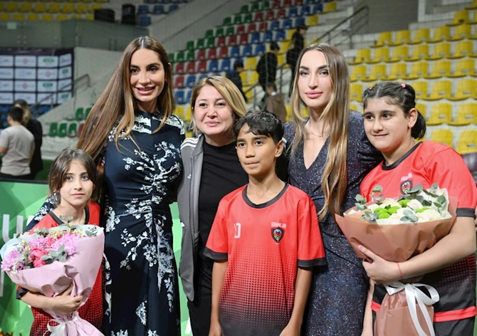 Prezidentin qızları və gəlini minifutbol turnirini izlədi — FOTOLAR