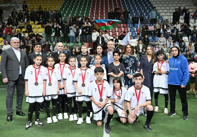 Prezidentin qızları və gəlini minifutbol turnirini izlədi — FOTOLAR