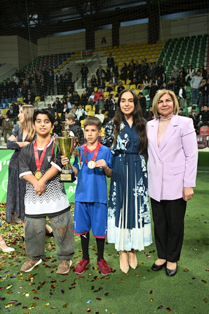 Prezidentin qızları və gəlini minifutbol turnirini izlədi — FOTOLAR