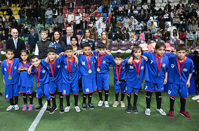 Prezidentin qızları və gəlini minifutbol turnirini izlədi — FOTOLAR