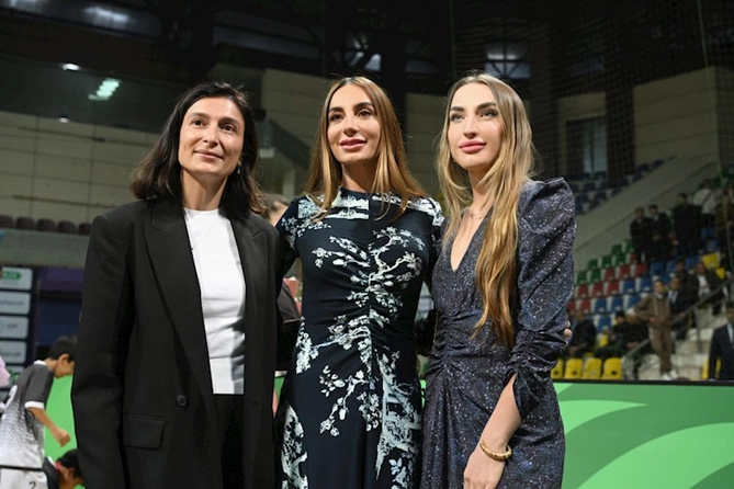Prezidentin qızları və gəlini minifutbol turnirini izlədi — FOTOLAR
