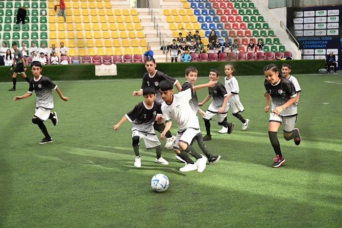 Prezidentin qızları və gəlini minifutbol turnirini izlədi — FOTOLAR