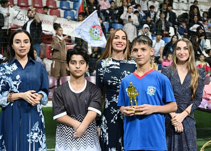 Prezidentin qızları və gəlini minifutbol turnirini izlədi — FOTOLAR