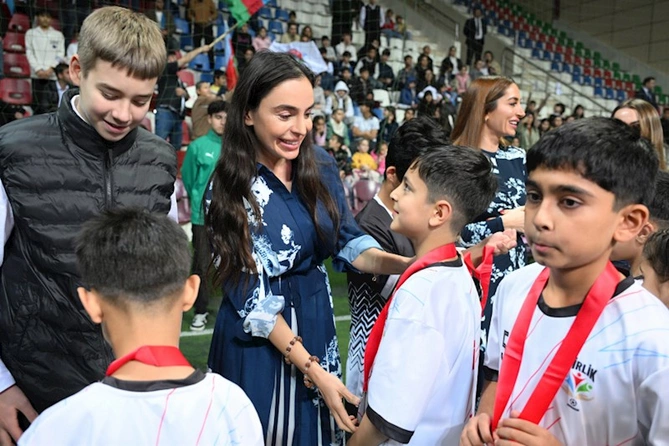 Prezidentin qızları və gəlini minifutbol turnirini izlədi — FOTOLAR