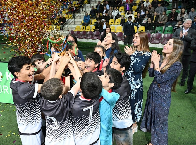 Prezidentin qızları və gəlini minifutbol turnirini izlədi — FOTOLAR