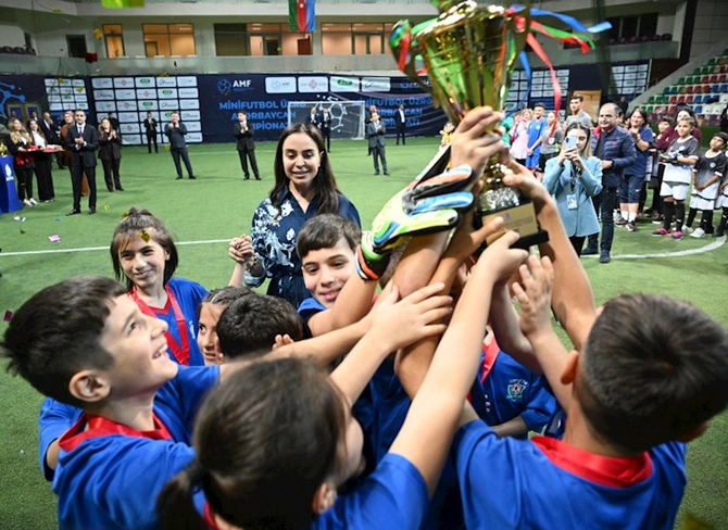 Prezidentin qızları və gəlini minifutbol turnirini izlədi — FOTOLAR