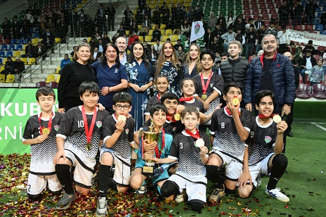 Prezidentin qızları və gəlini minifutbol turnirini izlədi — FOTOLAR