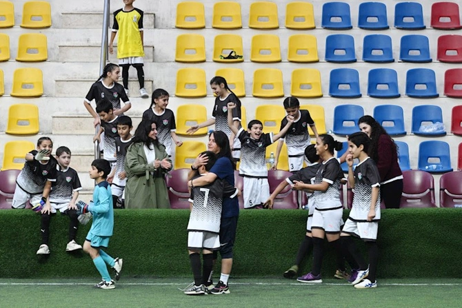 Prezidentin qızları və gəlini minifutbol turnirini izlədi — FOTOLAR