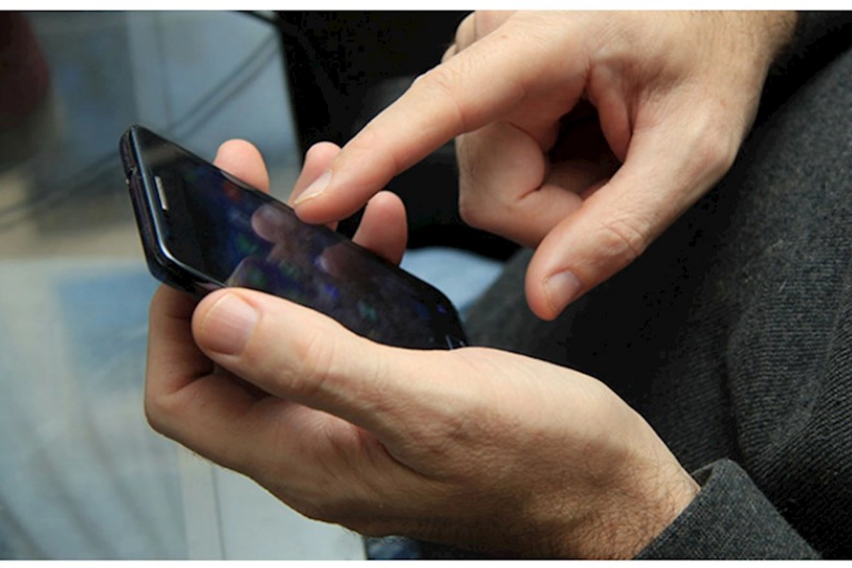 Həyat yoldaşının telefonuna gələn zəngə görə dostunu BIÇAQLADI
