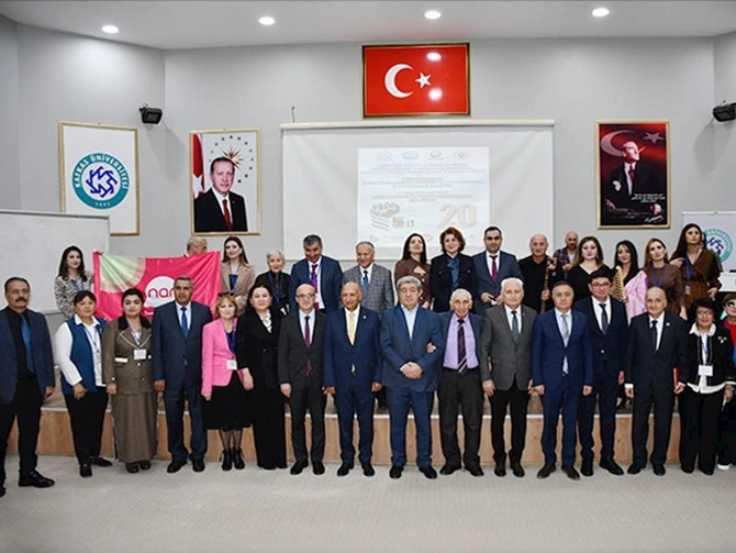 “Nar” Azərbaycan dilinə həsr olunmuş beynəlxalq simpoziuma dəstək olub — FOTOLAR “Nar” Azərbaycan dilinə həsr olunmuş beynəlxalq simpoziuma dəstək olub — FOTOLAR
