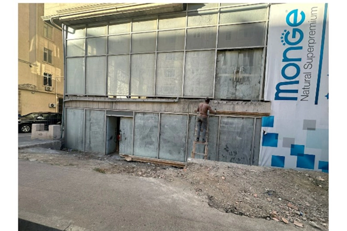 Bakıda piyada səkisində quraşdırılan pilləkən qəfəsəsi söküldü — FOTO