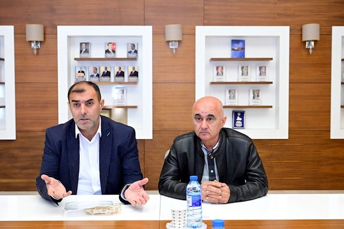 Adil Kərimli Xızı şəhərində vətəndaşları qəbul etdi — FOTOLAR Adil Kərimli Xızı şəhərində vətəndaşları qəbul etdi — FOTOLAR