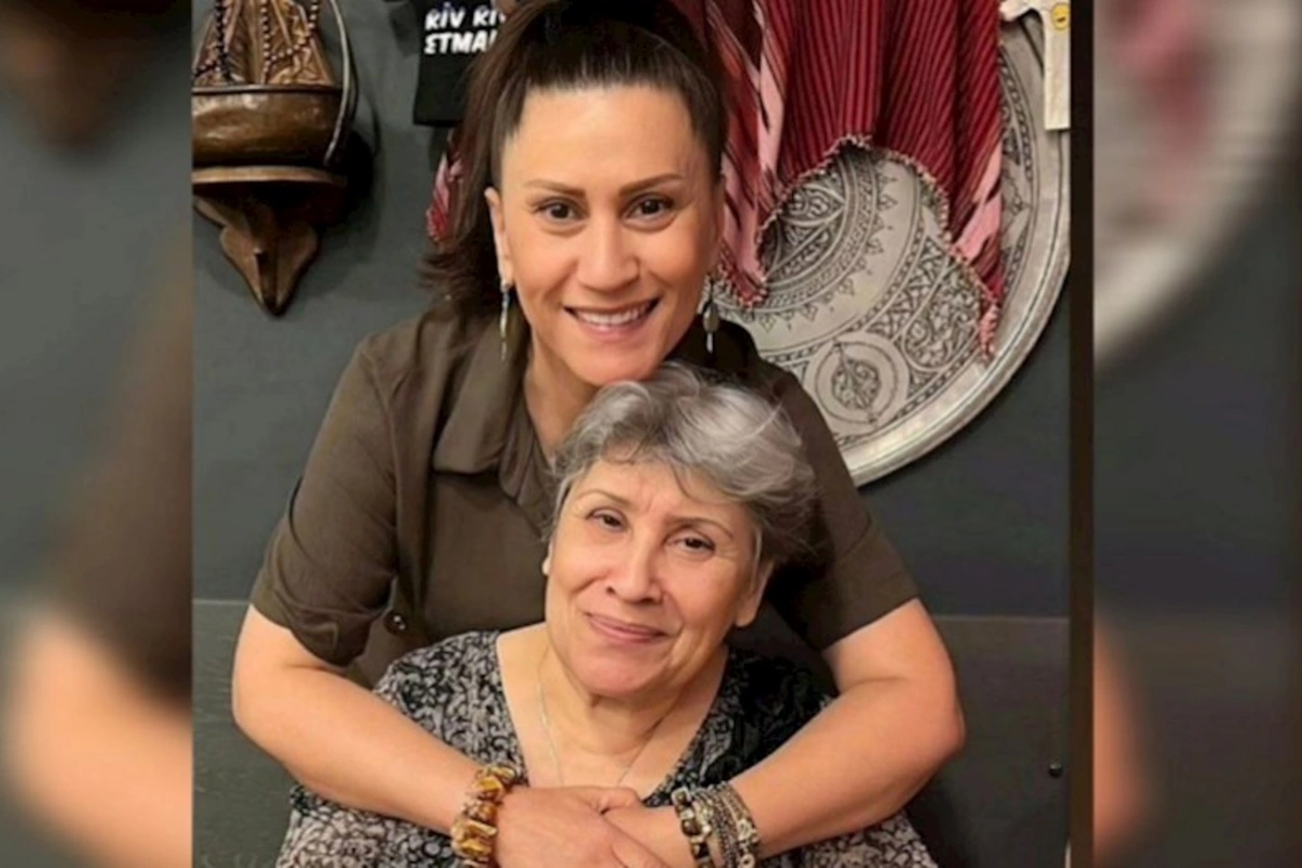 Azərin anası ilə fotosunu yayımladı