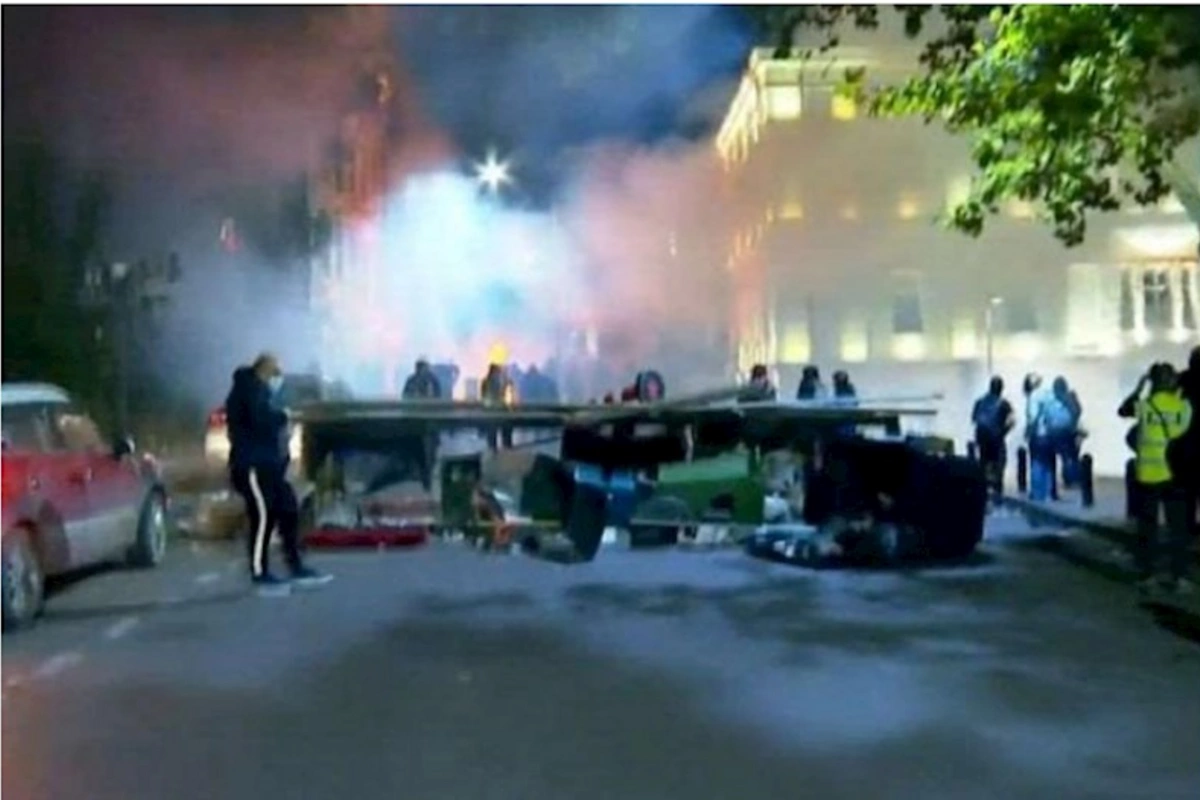 Tbilisidə vəziyyət gərgin olaraq qalır, polis gözyaşardıcı qazdan istifadə edir