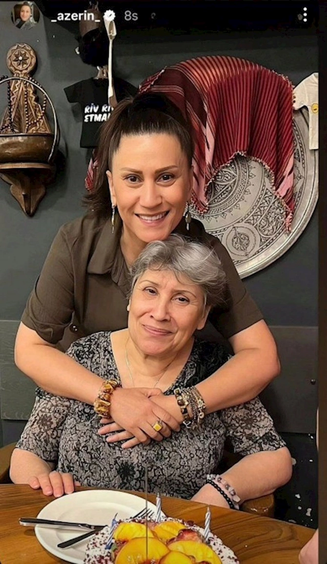 Azərin anası ilə fotosunu yayımladı