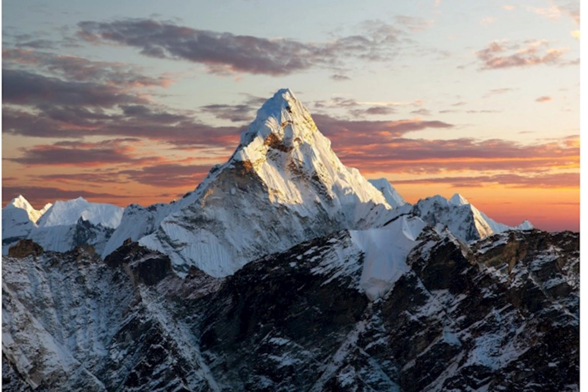Everestdə qar çovğunu: Min turist təcrid olunub