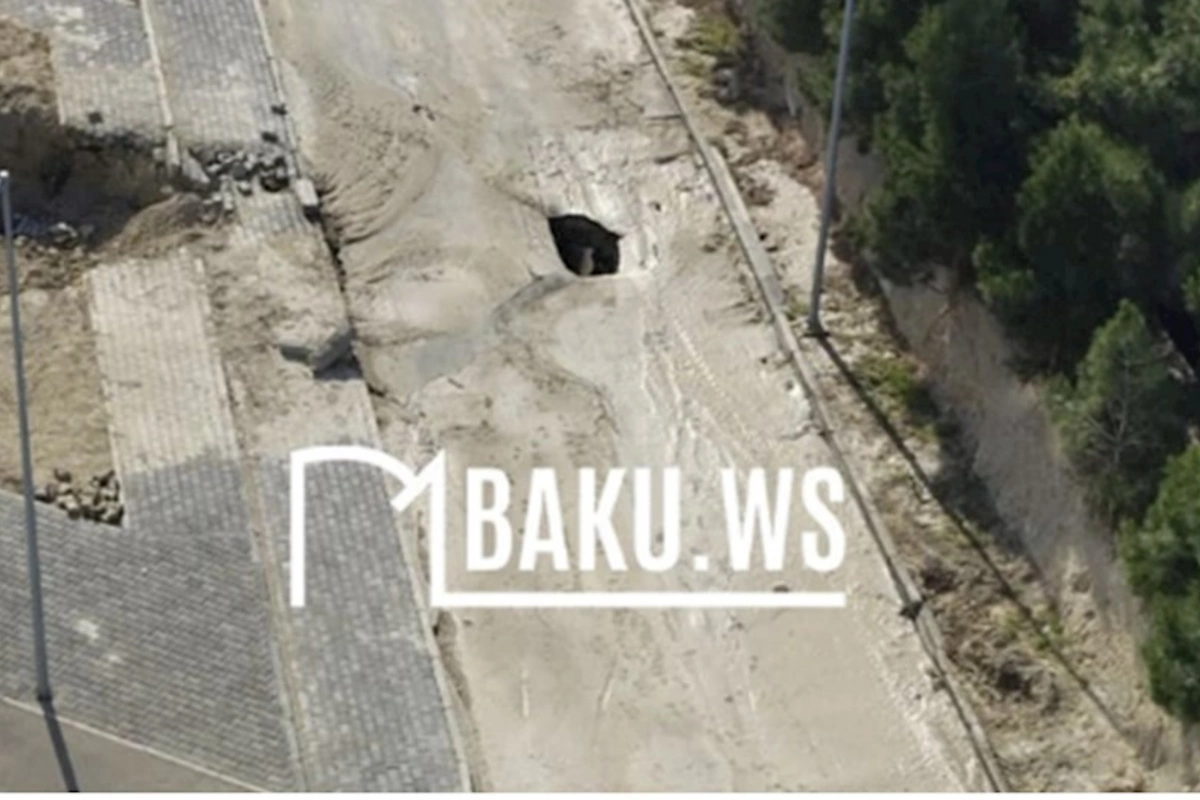 Bu ərazidə su borusu partladı, yol çökdü — VİDEO/FOTOLAR