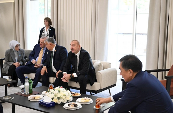 Liderlər çay süfrəsi arxasında — FOTOLAR Liderlər çay süfrəsi arxasında — FOTOLAR