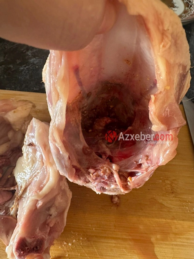 Marketdən alınan toyuğun içindən görün nə çıxdı — FOTOLAR Marketdən alınan toyuğun içindən görün nə çıxdı — FOTOLAR