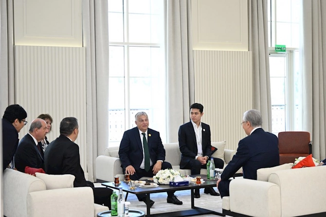 Liderlər çay süfrəsi arxasında — FOTOLAR Liderlər çay süfrəsi arxasında — FOTOLAR
