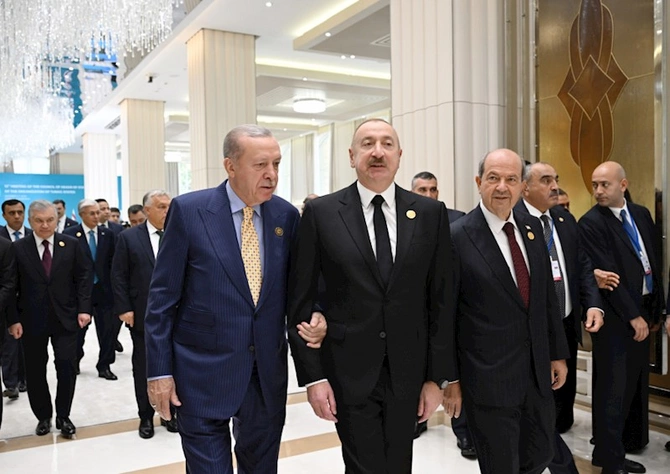 Liderlər çay süfrəsi arxasında — FOTOLAR Liderlər çay süfrəsi arxasında — FOTOLAR
