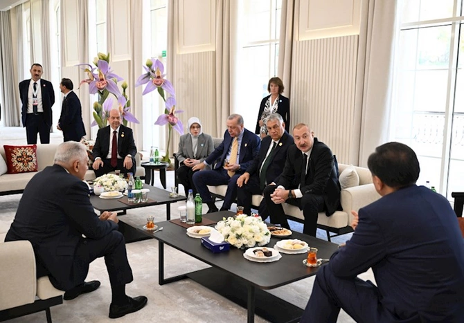 Liderlər çay süfrəsi arxasında — FOTOLAR Liderlər çay süfrəsi arxasında — FOTOLAR