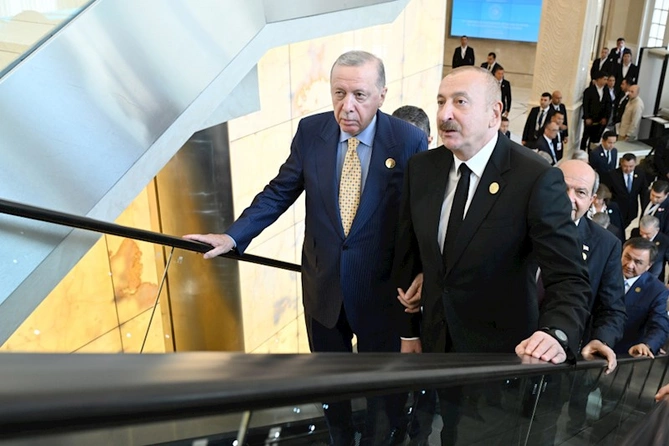 Liderlər çay süfrəsi arxasında — FOTOLAR Liderlər çay süfrəsi arxasında — FOTOLAR