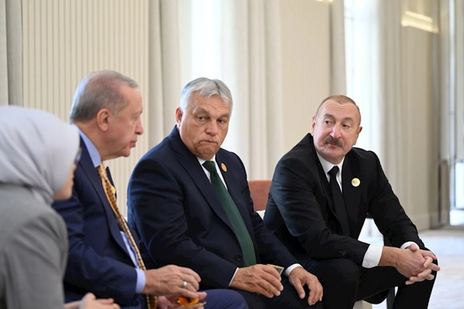 Liderlər çay süfrəsi arxasında — FOTOLAR Liderlər çay süfrəsi arxasında — FOTOLAR
