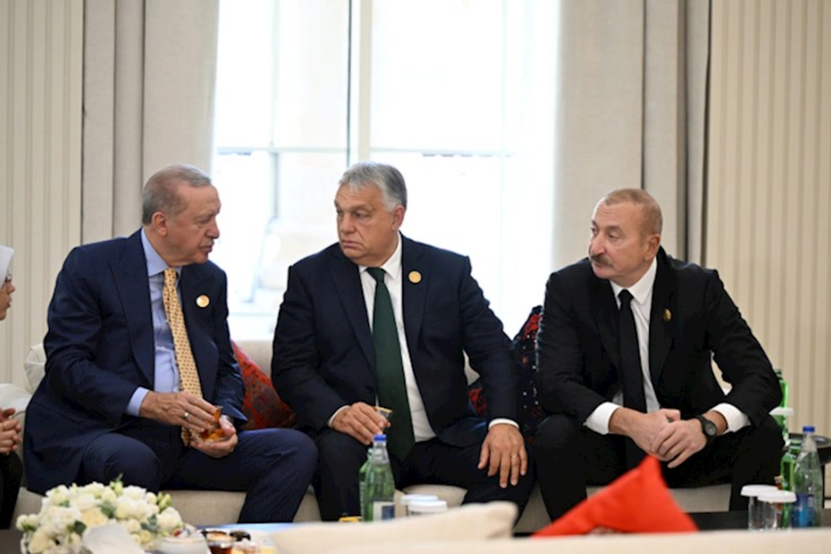 Liderlər çay süfrəsi arxasında — FOTOLAR