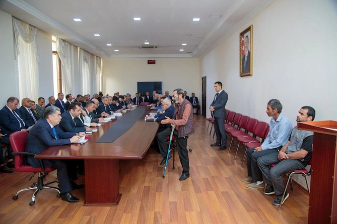 Salyanın icra başçısı sakinlərin müraciətlərini dinlədi — FOTOLAR Salyanın icra başçısı sakinlərin müraciətlərini dinlədi — FOTOLAR