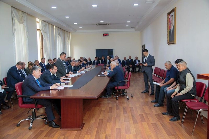 Salyanın icra başçısı sakinlərin müraciətlərini dinlədi — FOTOLAR Salyanın icra başçısı sakinlərin müraciətlərini dinlədi — FOTOLAR