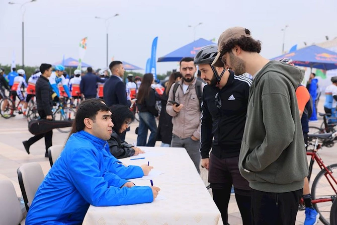Dövlət Bayrağı Günü münasibətilə veloyürüş keçirildi — FOTOLAR