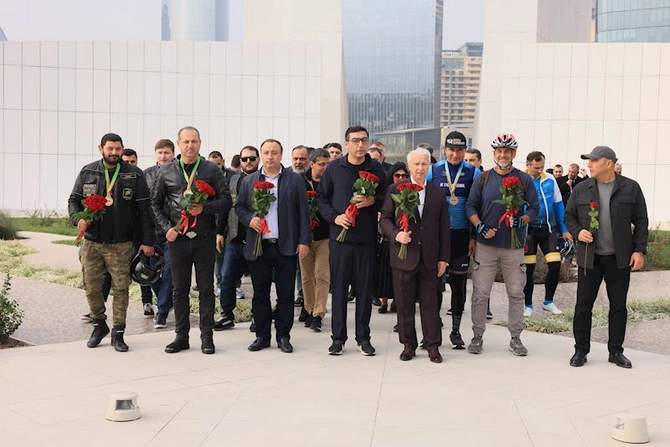 Dövlət Bayrağı Günü münasibətilə veloyürüş keçirildi — FOTOLAR