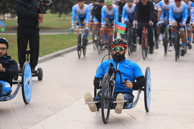 Dövlət Bayrağı Günü münasibətilə veloyürüş keçirildi — FOTOLAR
