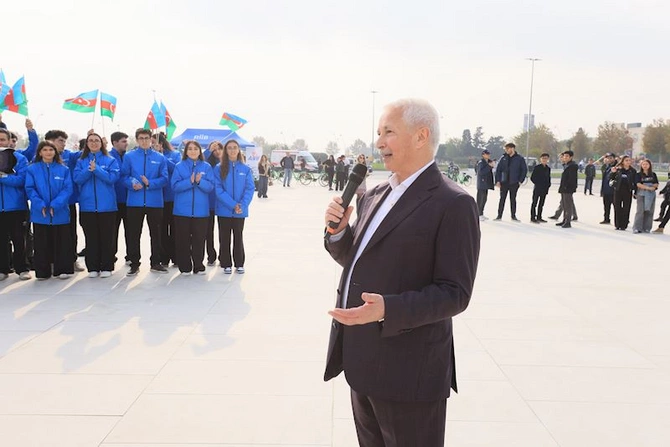 Dövlət Bayrağı Günü münasibətilə veloyürüş keçirildi — FOTOLAR