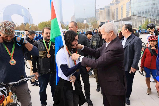 Dövlət Bayrağı Günü münasibətilə veloyürüş keçirildi — FOTOLAR