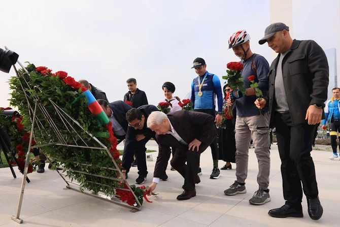Dövlət Bayrağı Günü münasibətilə veloyürüş keçirildi — FOTOLAR