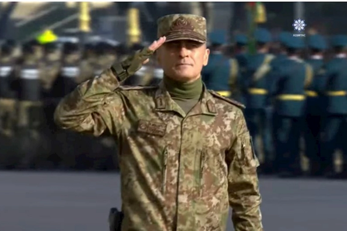 Hikmət Mirzəyev Zəfər paradında fərqli forma geyinib — FOTO