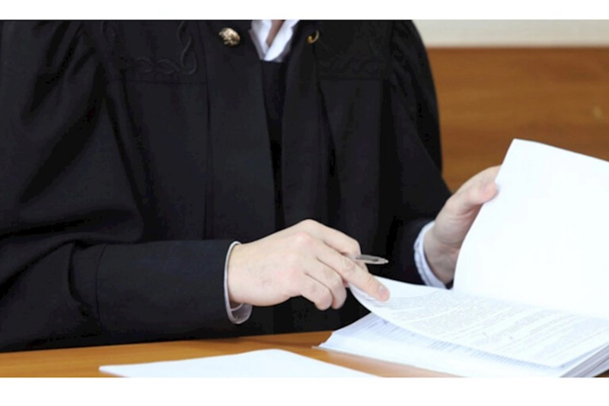 5 hakimi təhqir edən şəxs həbs edildi — 10 min təzminat alacaqlar