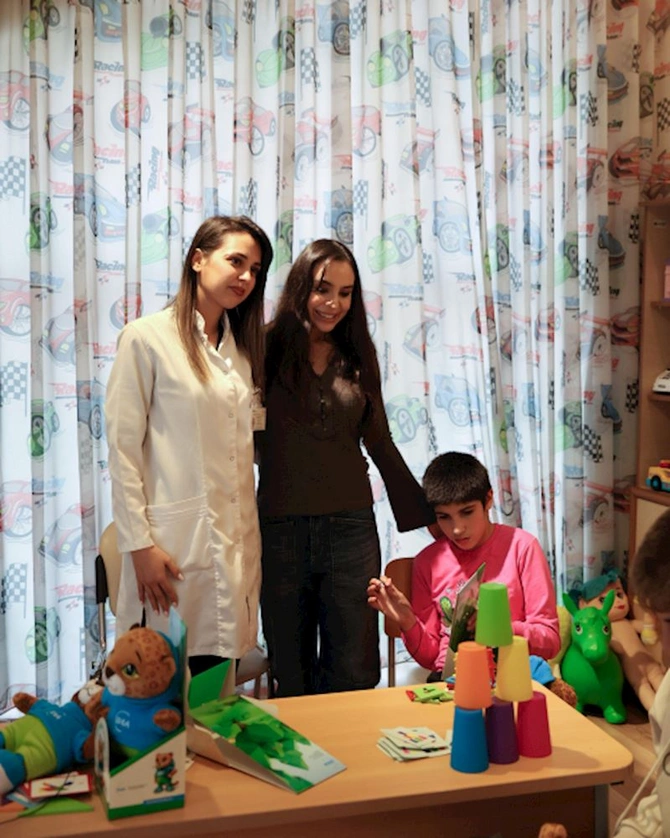 Leyla Əliyeva Mingəçevirdə şəhid ailəsini ziyarət edib, bir sıra sosial müəssisələrlə tanış olub — FOTOLAR
