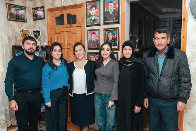 Leyla Əliyeva Mingəçevirdə şəhid ailəsini ziyarət edib, bir sıra sosial müəssisələrlə tanış olub — FOTOLAR