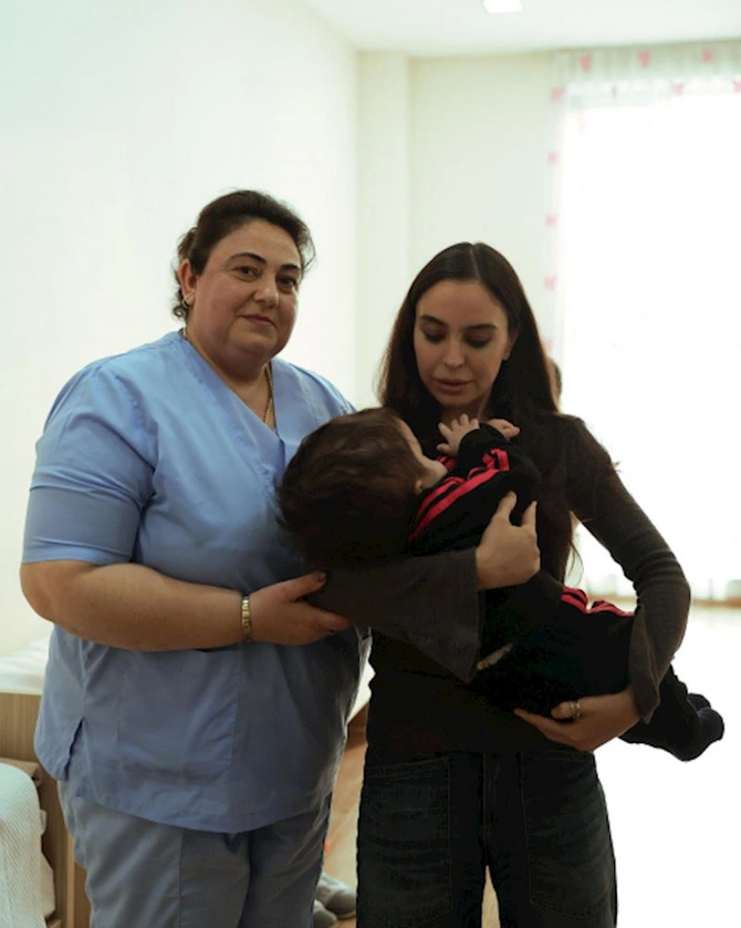 Leyla Əliyeva Mingəçevirdə şəhid ailəsini ziyarət edib, bir sıra sosial müəssisələrlə tanış olub — FOTOLAR