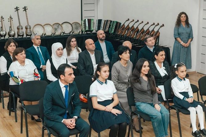 Leyla Əliyeva Mingəçevirdə şəhid ailəsini ziyarət edib, bir sıra sosial müəssisələrlə tanış olub — FOTOLAR