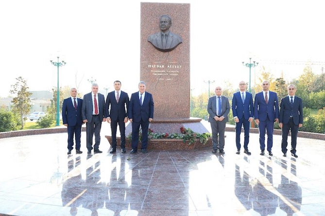 Nümayəndə heyətimiz Daşkənddə Ümummilli Liderin abidəsini ziyarət etdi — FOTOLAR