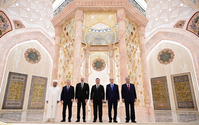 Prezident həmkarları ilə İslam Sivilizasiyası Mərkəzində — FOTOLAR Prezident həmkarları ilə İslam Sivilizasiyası Mərkəzində — FOTOLAR